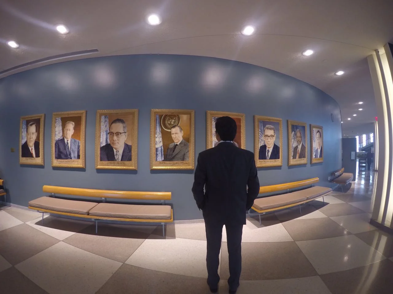 Estudiante de la FLDM observa los retratos de los Secretarios Generales en la sede de la ONU